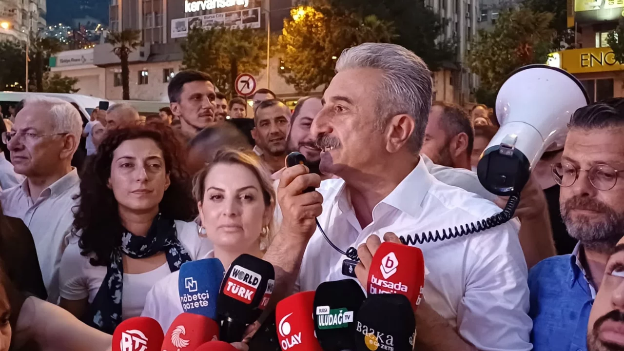CHP Bursa'da g&ouml;revden alınan Yeşiltaş yeni binada
