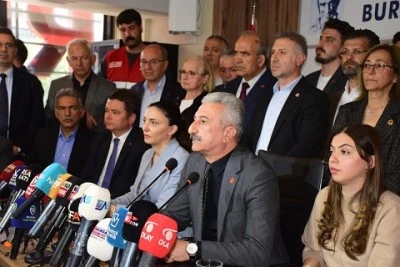 CHP Bursa, &Ouml;zg&uuml;r &Ouml;zel'e yapılan saldırıyı sert bir dille kınadı 