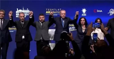 CHP'den istifa eden &Ouml;zlem Vural G&uuml;rzel'in rozetini Cumhurbaşkanı Erdoğan taktı