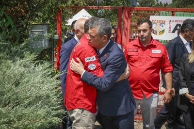 CHP Genel Başkanı &Ouml;zel&rsquo;den AKUT&rsquo;a taziye ziyareti