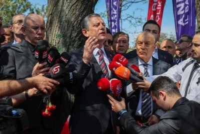 CHP Genel Başkanı &Ouml;zel, Deniz Gezmiş ve arkadaşlarının anma t&ouml;renine katıldı