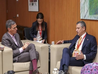 CHP Genel Başkanı &Ouml;zel, İspanya Başbakanı Sanchez ile g&ouml;r&uuml;şt&uuml;