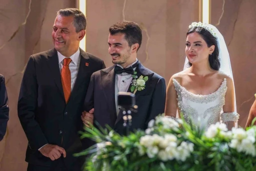 CHP Genel Başkanı &Ouml;zel ve eşi, &Ccedil;ankaya Belediye Başkanı G&uuml;ner&rsquo;in d&uuml;ğ&uuml;n&uuml;ne katıldı
