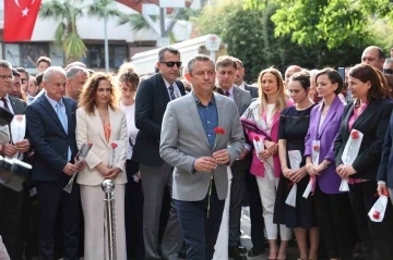 CHP Genel Başkanı &Ouml;zel, Z&uuml;beyde Hanım&rsquo;ın anıt mezarını ziyaret etti
