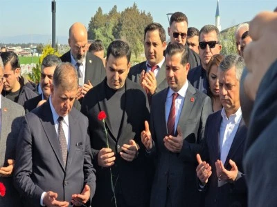 CHP Genel Başkanı &Ouml;zg&uuml;r &Ouml;zel, deprem şehitliğini ziyaret etti