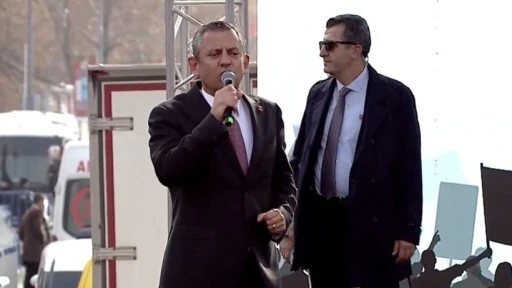 CHP Genel Başkanı &Ouml;zg&uuml;r &Ouml;zel, katıldığı mitingde zamlı asgari &uuml;cretti eleştirdi