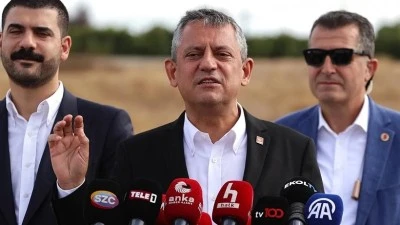 CHP Genel Başkanı &Ouml;zg&uuml;r &Ouml;zel: Kumda oynamaya devam etsin