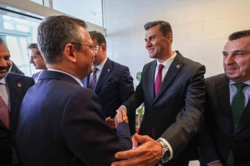 CHP Genel Başkanı &Ouml;zg&uuml;r &Ouml;zel Manisalılara hitap etti
