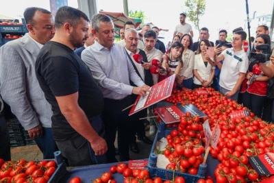 CHP Genel Başkanı &Ouml;zg&uuml;r &Ouml;zel, semt pazarında vatandaşların sorunlarını dinledi