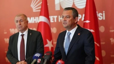 CHP Genel Başkanı &Ouml;zg&uuml;r &Ouml;zel, &Uuml;mit &Ouml;zdağ ile ger&ccedil;ekleştirdiği basın toplantısında: Esirlerimizi geri alacağız