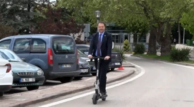 CHP Kars Milletvekili Alp, PKK&rsquo;nın kendini feshetmesini skuter binerek kutladı

