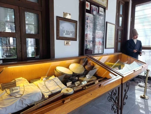 CHP&rsquo;li K&ouml;ksal&rsquo;ın cami yerleşkesindeki fotoğraflı propagandasına tepkiler s&uuml;r&uuml;yor
