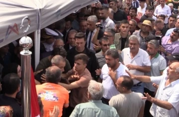 CHP&rsquo;li Milletvekili &Ccedil;akır şehidin defini sırasında ortalığı gerince tepki &ccedil;ekti
