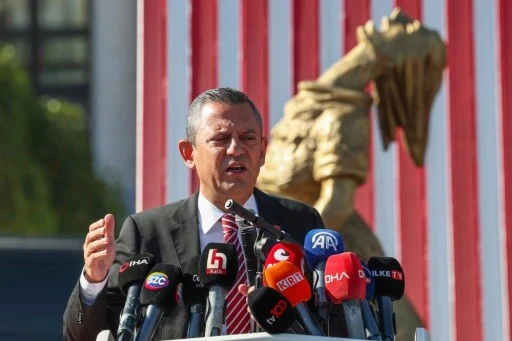 CHP lideri &Ouml;zel, Ankara Garı'ndaki ter&ouml;r saldırısında &ouml;lenlerin anısına yapılan anıtın a&ccedil;ılışına katıldı