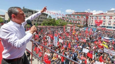CHP Lideri &Ouml;zel gen&ccedil;lerle Anıtkabir'e Y&uuml;r&uuml;d&uuml;