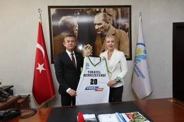 CHP Lideri &Ouml;zel; &ldquo;Şeniz Doğan başarısıyla ilk işaret fişeklerinden birini yakmıştır&rdquo;
