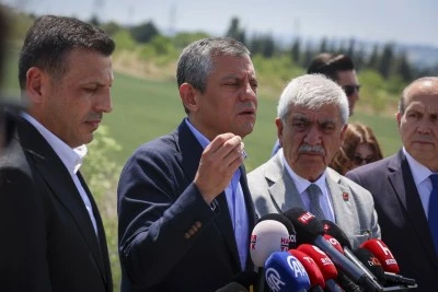 CHP lideri &Ouml;zg&uuml;r &Ouml;zel: Ben asacağım o bayrağı, haydi geldin indirsin
