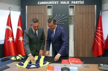CHP Lideri &Ouml;zg&uuml;r &Ouml;zel, Fenerbah&ccedil;e Başkanı Ali Ko&ccedil; ile bir araya geldi