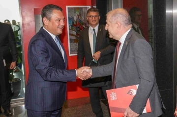 CHP lideri &Ouml;zg&uuml;r &Ouml;zel, Zafer Partisi Genel Başkanı &Uuml;mit &Ouml;zdağ&rsquo;ı ağırladı
