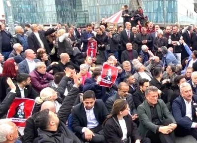 CHP'liler il binası &ouml;n&uuml;nde oturma eylemi başlattı