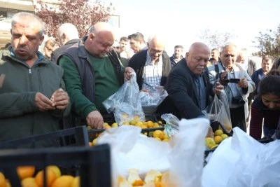 &Ccedil;ift&ccedil;i isyan etti: Tarladaki t&uuml;m &uuml;r&uuml;n&uuml; vatandaşa &uuml;cretsiz dağıttı