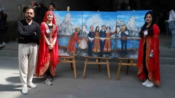&Ccedil;ığlık, Salvador Dali, Frida Kahlo, Mona Lisa, Van Gogh ve Kaplumbağa Terbiyecisi bar oynadı
