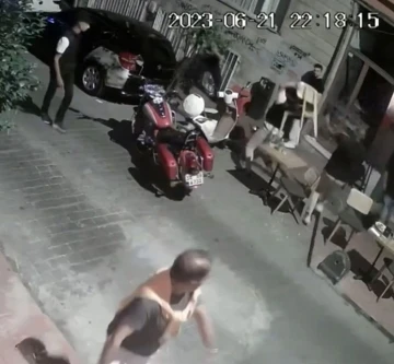 Cihangir&rsquo;de sandalye ve k&uuml;ll&uuml;kl&uuml; esnaf kavgası kamerada: Ateş a&ccedil;ılınca ortalık karıştı
