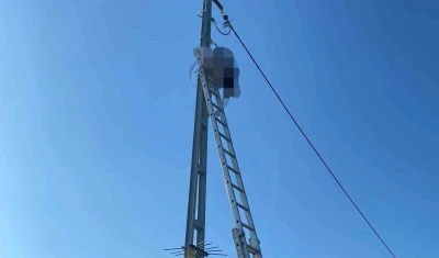 &Ccedil;ıktığı direkte akıma kapılan elektrik&ccedil;i hayatını kaybetti