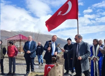 &Ccedil;ıldır coşkulu Nevruz kutlaması
