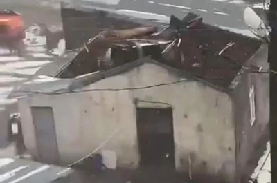 &Ccedil;ıldır&rsquo;daki fırtınada 28 yapı hasar g&ouml;rd&uuml;