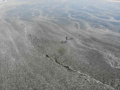 &Ccedil;ıldır G&ouml;l&uuml;&rsquo;nde buz kalınlığı 1 g&uuml;nde 10 santime ulaştı