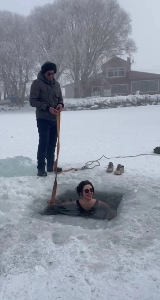 &Ccedil;ıldır G&ouml;l&uuml;&rsquo;nde eksi 20 derece soğukta buz gibi suya girdi
