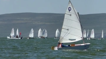 &Ccedil;ıldır G&ouml;l&uuml;&rsquo;nde yelken yarışları başladı
