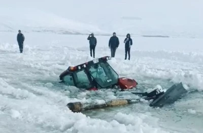 &Ccedil;ıldır G&ouml;l&uuml;'ne trakt&ouml;r d&uuml;şt&uuml;