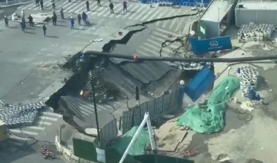 &Ccedil;in'de metro inşaatı sırasında yol &ccedil;&ouml;kt&uuml;