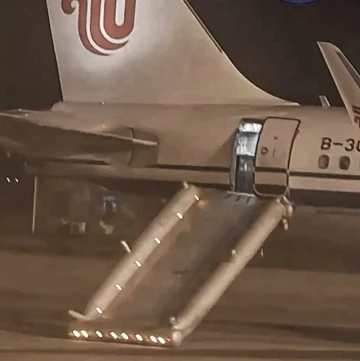 &Ccedil;in&rsquo;de tuvaleti arayan yolcu, yanlışlıkla tahliye kaydırağını a&ccedil;tı
