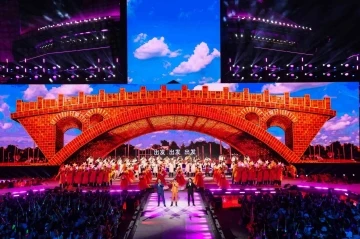 &Ccedil;in&rsquo;de yeni yıl ışıltılı kutlamalarla karşılandı
