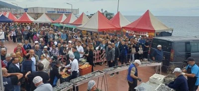 &Ccedil;ınarcık Hamsi Festivali'nde 4 ton balık ikram edildi