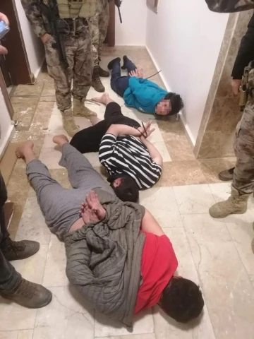 Cinayete karışan su&ccedil; makineleri &ouml;zel harekat operasyonuyla yakalandı
