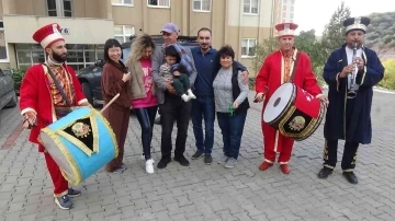 &Ccedil;inli gelini ve ilk kez g&ouml;rd&uuml;ğ&uuml; torununu mehter takımı ile karşıladı
