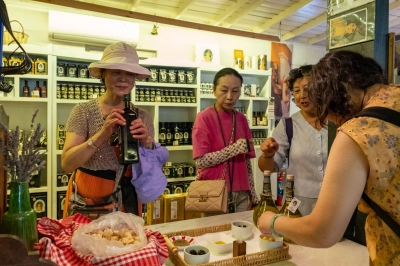 &Ccedil;inli Turistlerin &Ccedil;anakkale&rsquo;deki Yeni G&ouml;zdesi Zeytinyağı Oldu