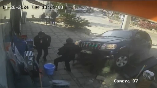 Cip mağazaya daldı, ortalık savaş alanına d&ouml;nd&uuml;: 4 yaralı
