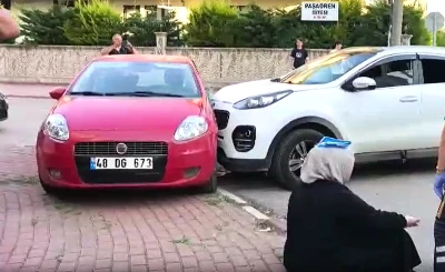 Cipin &ccedil;arpıp, s&uuml;r&uuml;klediği otomobil kaldırıma &ccedil;ıktı; 4 yaralı