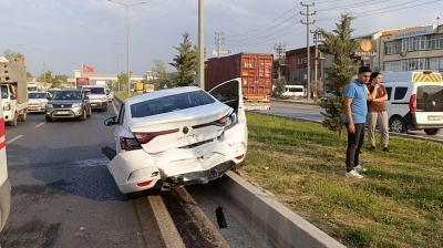 Ciple &ccedil;arpışan otomobildeki &ccedil;ift yaralandı