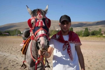 Cirit sporcusuna &ouml;zel asker eğlencesi: cirit&ccedil;i baba oğlunu askere cirit m&uuml;sabakasıyla uğurladı
