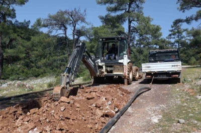 &Ccedil;ırpı Mahallesinin i&ccedil;me suyu hatlarını yenileniyor
