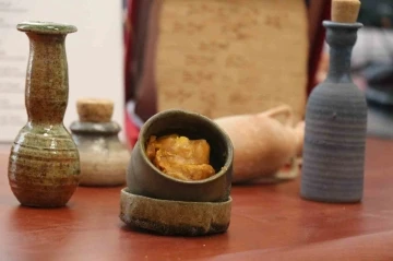 &Ccedil;ivi yazısı &ccedil;&ouml;z&uuml;p 4500 yıllık parf&uuml;m&uuml; yeniden yaptılar