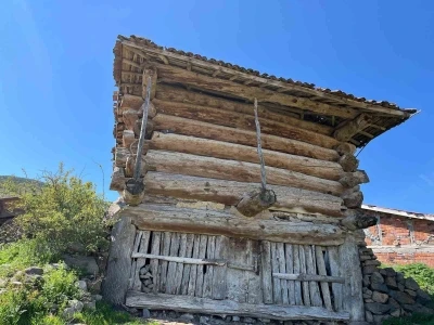 &Ccedil;ivisiz ahşap ambarlar zamana direniyor
