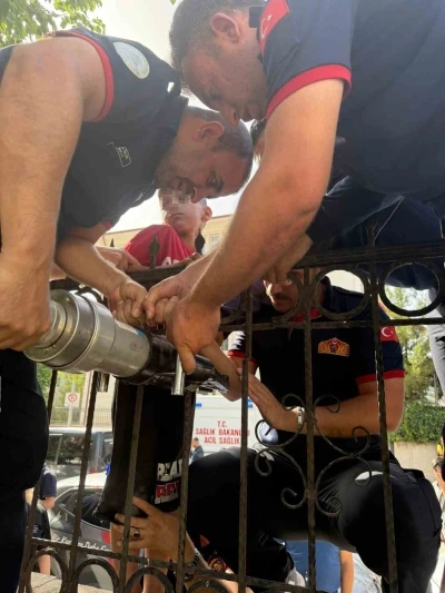 Cizre&rsquo;de eline demir korkuluk saplanan 8 yaşındaki &ccedil;ocuğu itfaiye kurtardı
