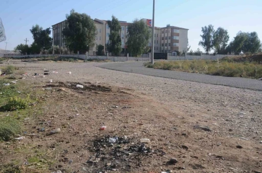 Cizre&rsquo;de okul yollarında alkol şişeleri
